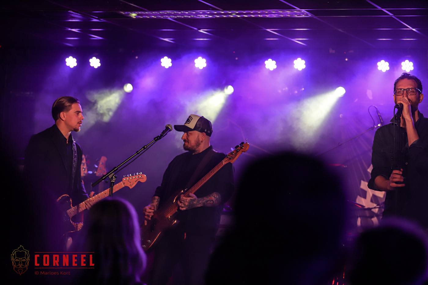 Villains live met gitaren en fel podiumlicht