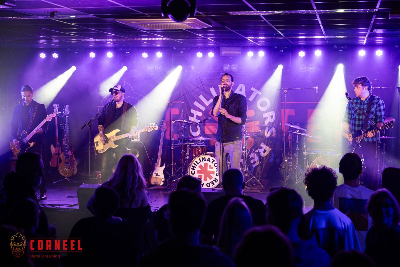 Breed podiumbeeld van Villains met publiek vooraan